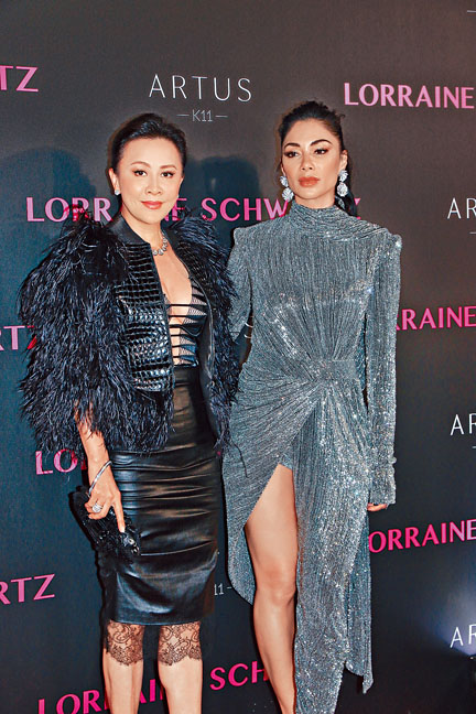 劉嘉玲與女歌手Nicole Scherzinger合照，前者的中空裝比後者的露半腿更勝一籌！