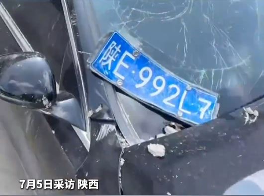 黨先生的Benz被初中生偷去，嚴重撞毀。三峽商報