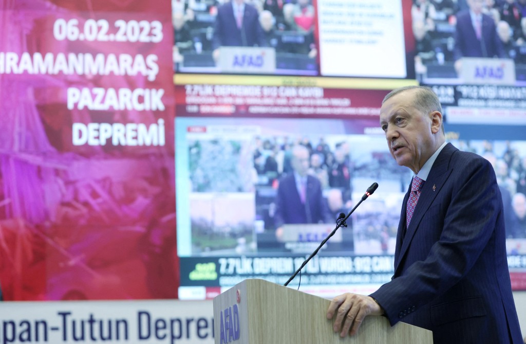 土耳其總統埃爾多安周一在救災協調中心講話。 路透社
