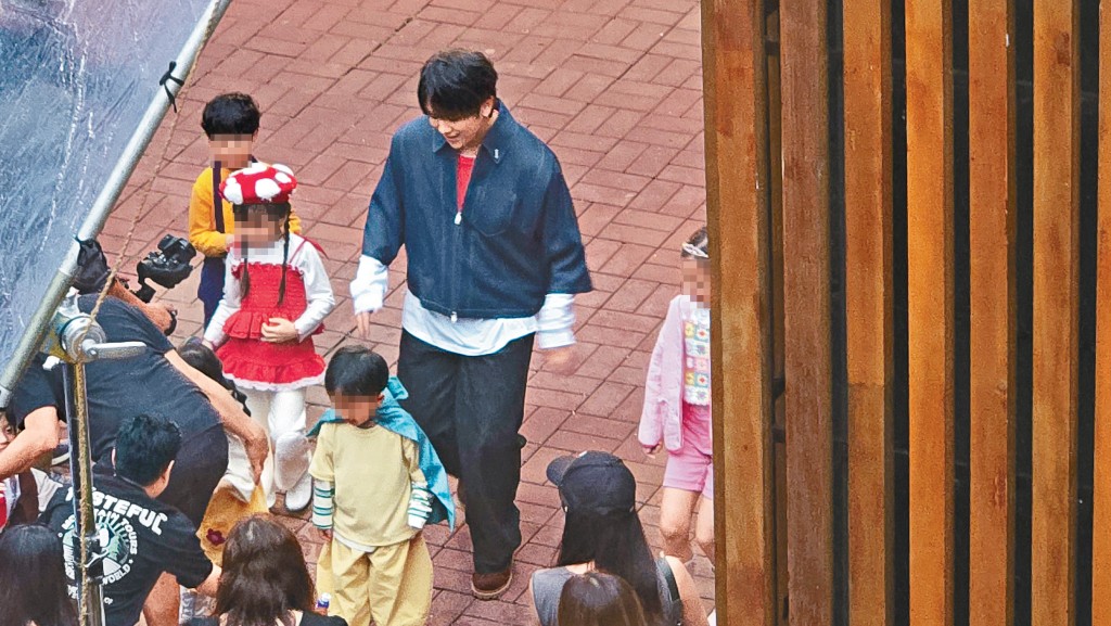 姜涛为连锁快餐店拍广告，全程与小朋友温馨互动，父爱满泻！