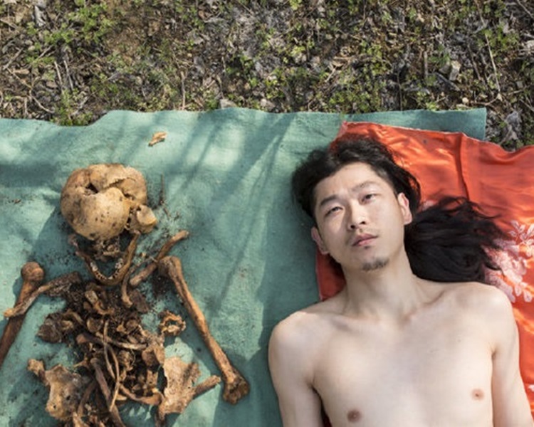 父親骸骨裸體合照的藝術家為稱彌補父愛、表達對父親思念。網上圖片