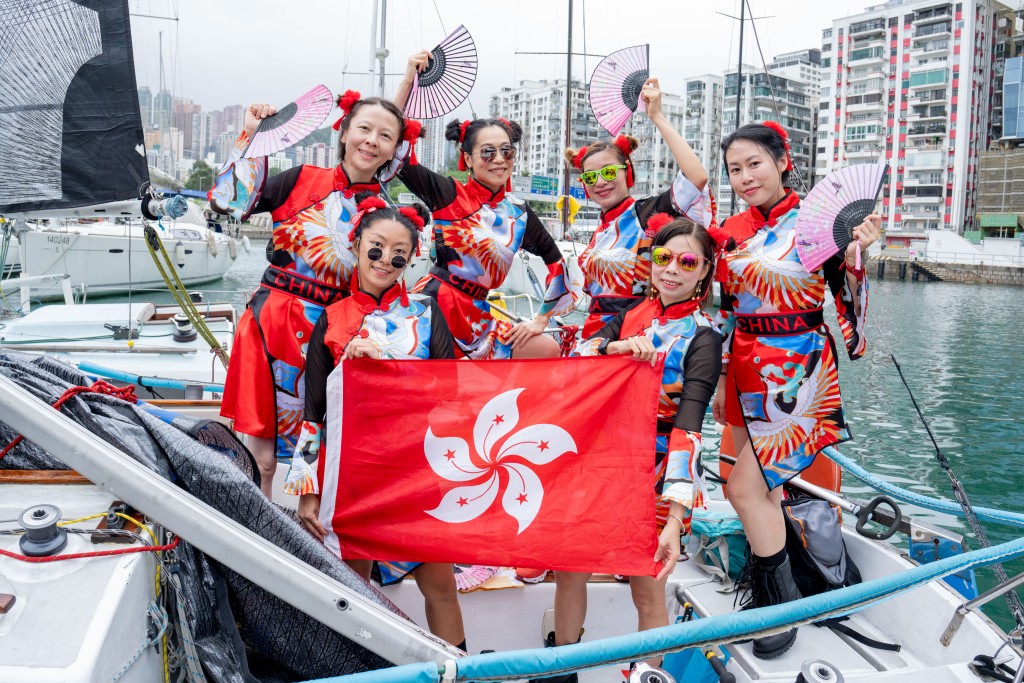 一众中国香港代表团女将扮演《乘风波浪的姐姐》。