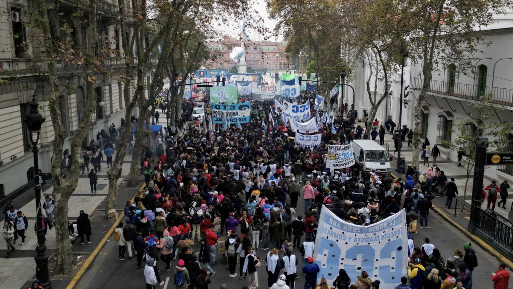民众6月聚集在布宜诺斯艾利斯总统府附近，抗议通胀率高损害工资和消费能力。路透社