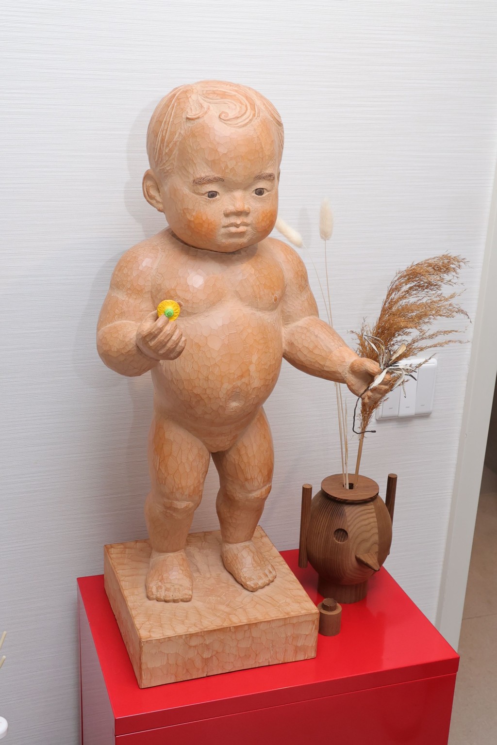 日本雕刻大師長尾惠那是Wesley喜歡藝術家之一，木雕作品採用樟木刻成，散發陣陣香氣。