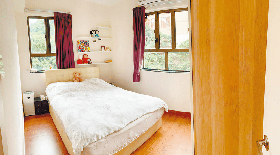图中睡房空间阔落，设有双面玻璃窗，易于房内空气流通。