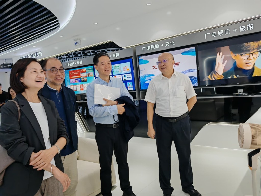 廣西廣電局副局長李承武（右）與廣播處長分享廣西發展全媒體的經驗。