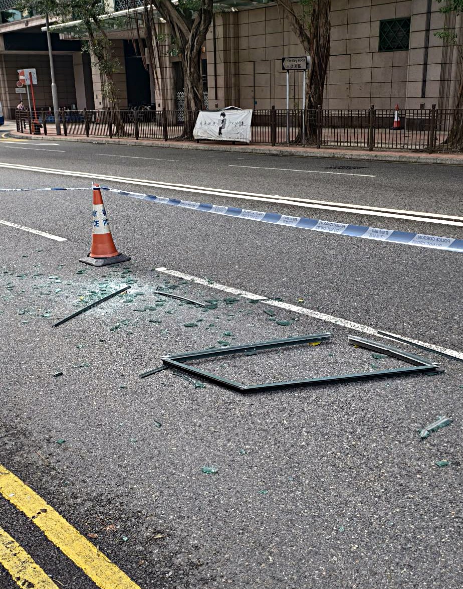 新都城二期一塊玻璃窗飛落街。fb：將軍澳主場