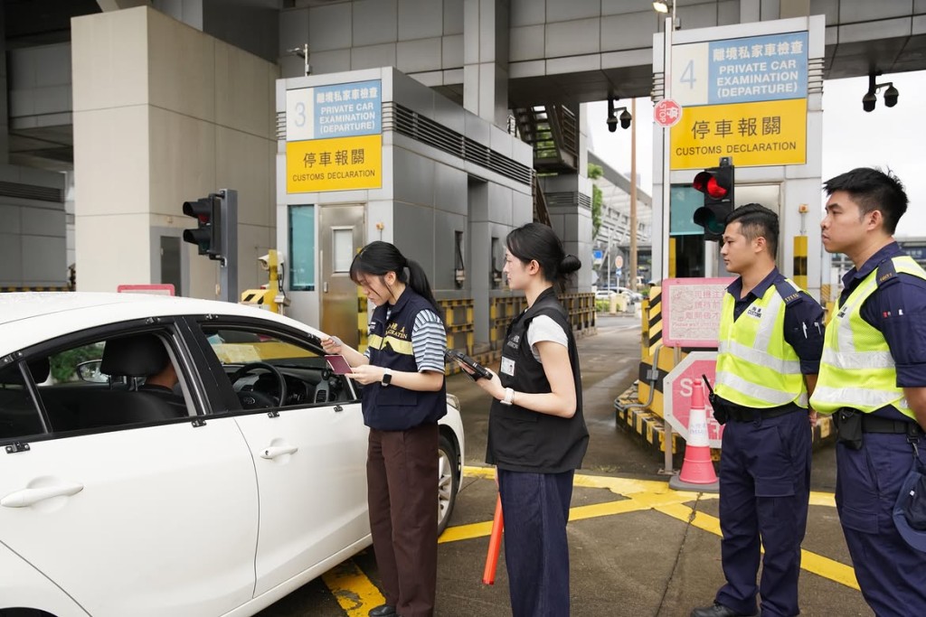 入境處反恐及情報科聯同跨境大橋管制科，與香港海關舉行聯合演練。入境處圖片