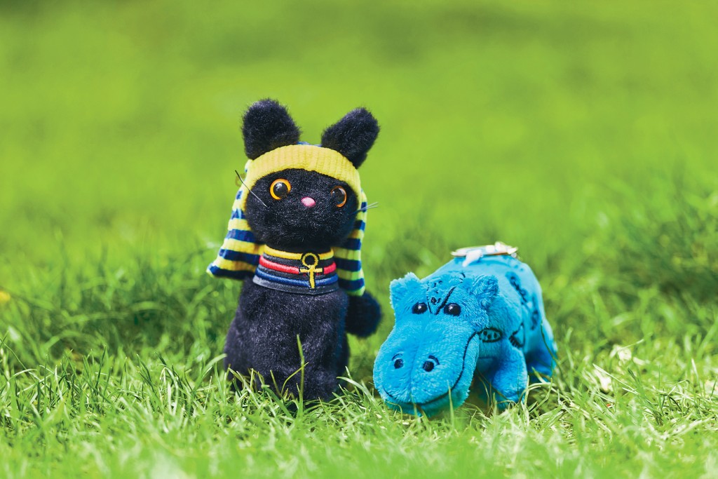 黑貓和女神塔沃芮特毛絨掛件。