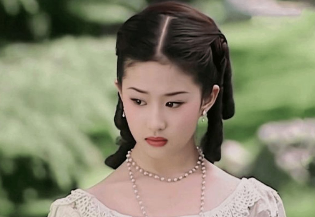 劉亦菲於2002年主演電視劇《金粉世家》進入演藝圈。