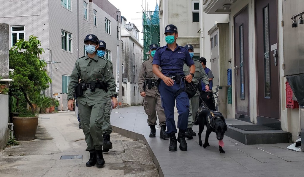 出動警犬。