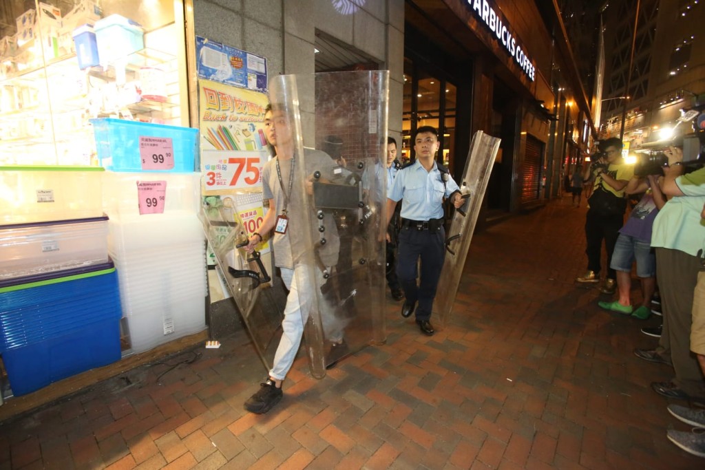 警員手持盾牌到場
