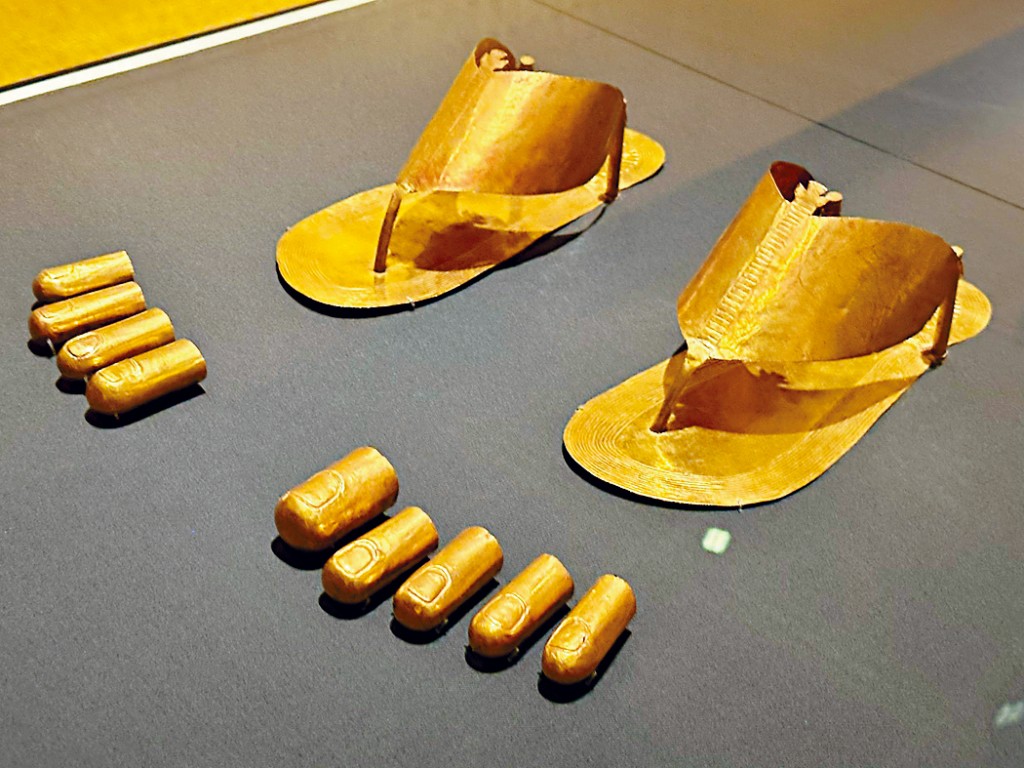 古埃及的拖鞋及腳趾套金光閃閃。 古埃及的拖鞋及腳趾套金光閃閃。