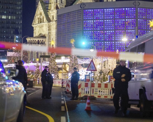 警方赶至布赖特沙伊德广场疏散群众及封锁现场。AP 