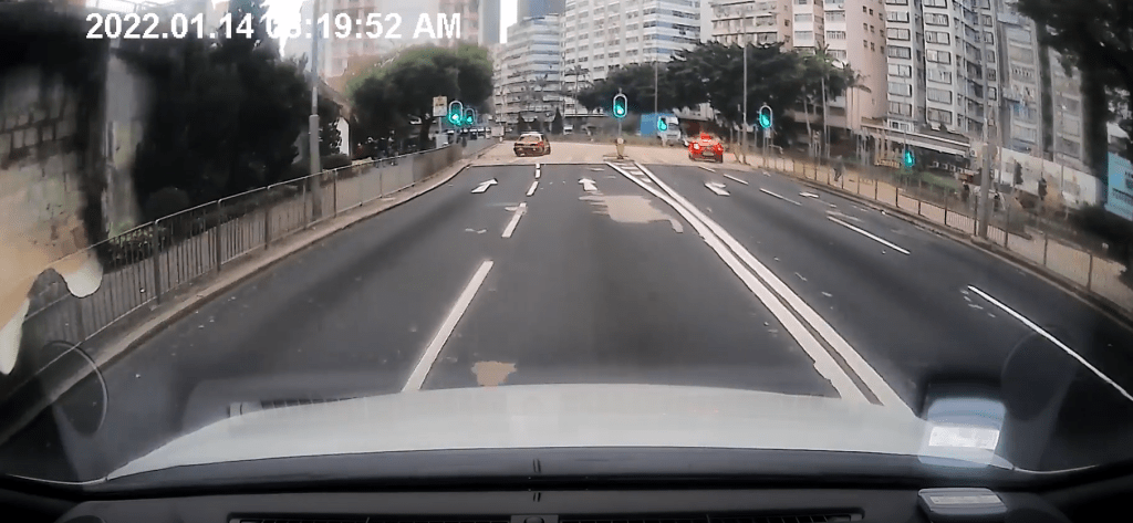 發生意外時行車燈號為綠燈。影片截圖
