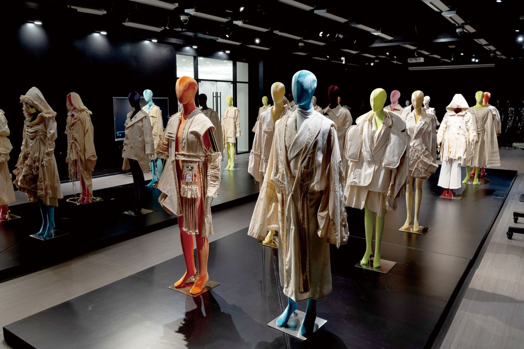 HKDI Atelier整合學院的教學、研究及專業資源，例如學生可透過Fashion Archive了解不同時期及類型服裝的設計特色與工藝技術，並轉化為個人作品。