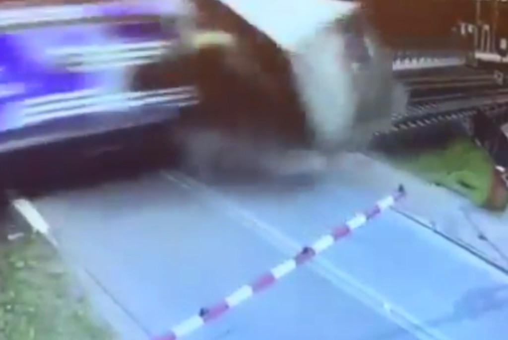 波蘭有貨車穿越路軌,被火車攔腰撞斷。JFJ15561913@X 波蘭有貨車穿越路軌,被火車攔腰撞斷。JFJ15561913@X