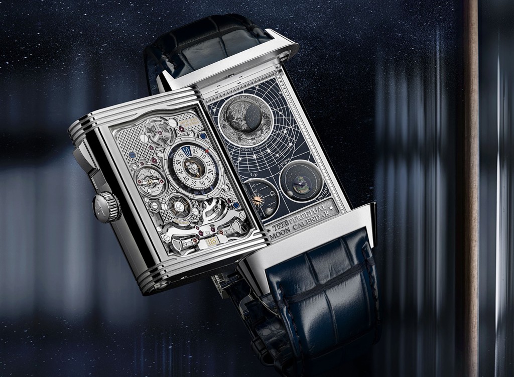 框架底部的兩面設有多項複雜功能，內側上半部分為巨大的北半球月相顯示，1,111年後才須調校一次，精準度驚人。月相下方左設立體微形雕刻玫瑰金太陽，還有一個小型半月顯示交點周期，是JLC首創。另一面是南半球月相顯示，雕刻藍色漆面星空配玫瑰金月亮。腕表尺寸51.2 x 31mm，實物不算龐大，限量十枚，售價雖高達過千萬港元，但已火速售罄。