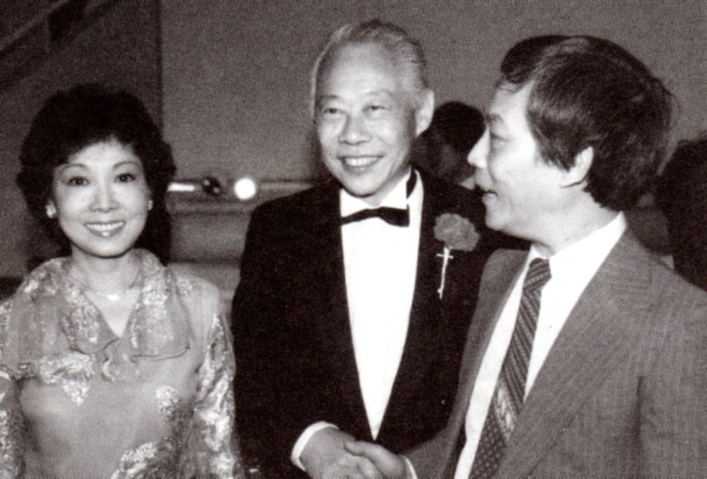 1982年中國名畫家趙無極來港舉行畫展，「樂壇教父」顧嘉煇(右)與姐姐顧媚(左)一同到場觀賞，還跟趙無極談笑甚歡。