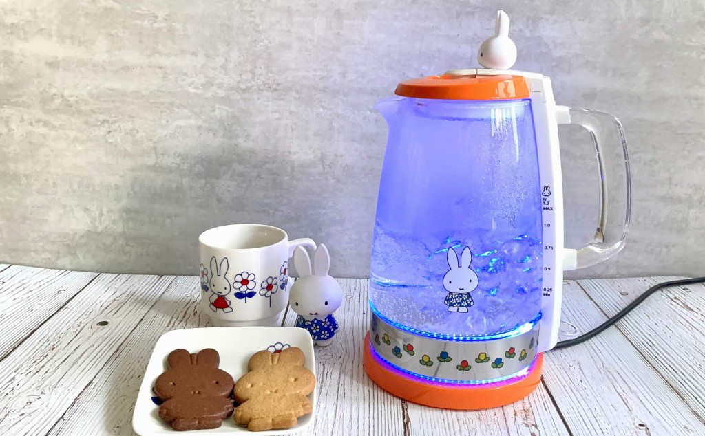 miffy藍色LED玻璃電水壺/$469/M,採用英國Strix溫控器,提起即斷電,方便安全。