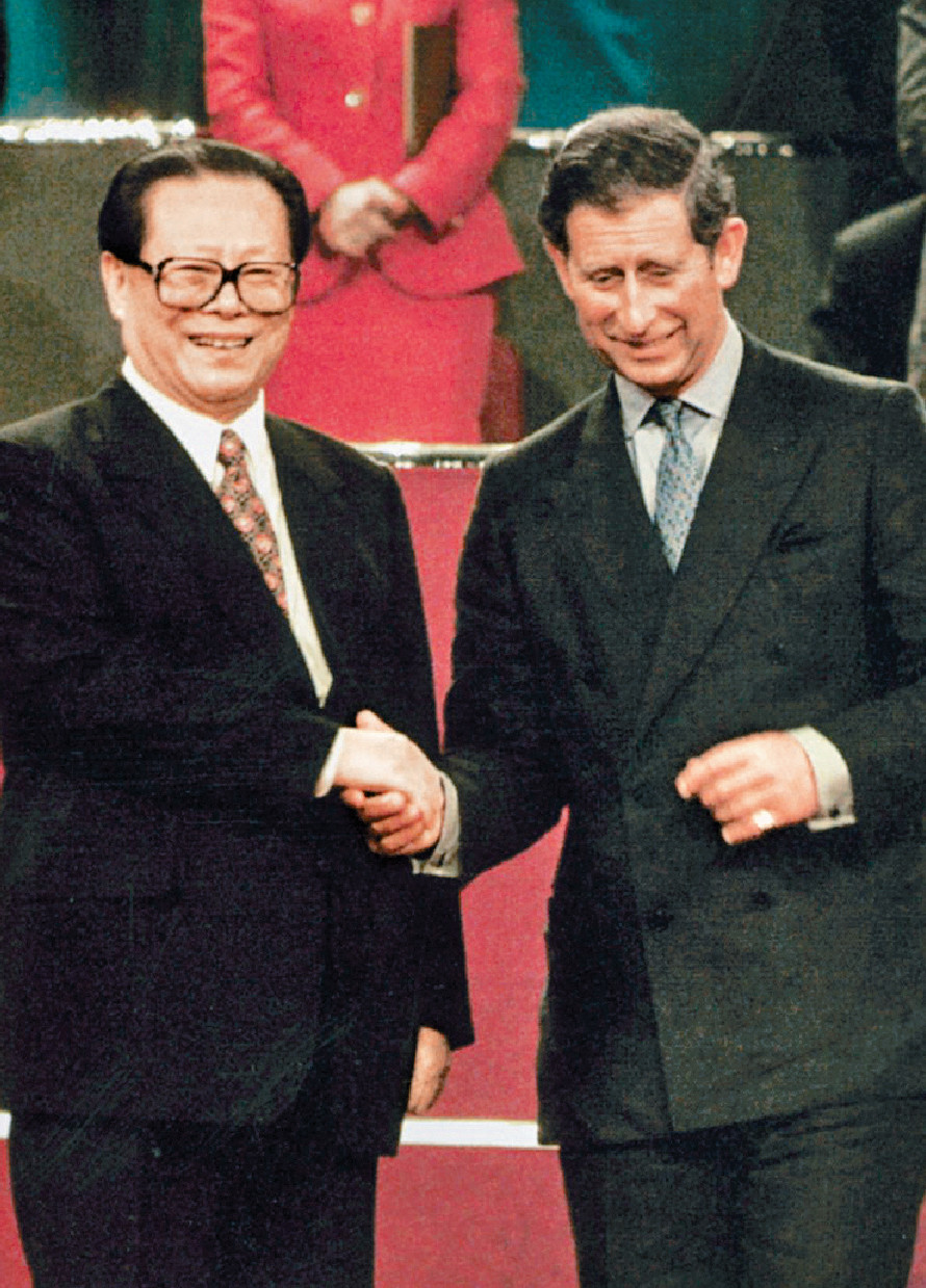 ■江澤民在九七香港回歸時與查理斯王子握手。