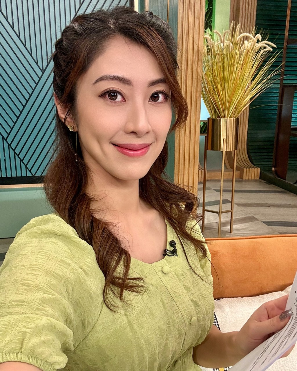 謝芷倫是《流行都巿》主持。 謝芷倫是《流行都巿》主持。