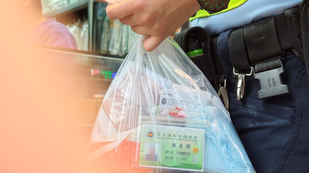 警方檢走老婦證件。 警方檢走老婦證件。