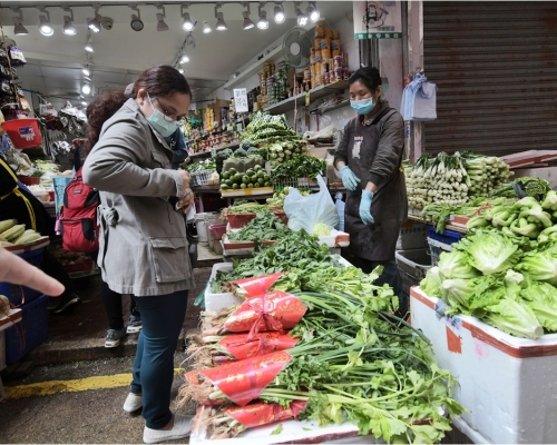 聶德權指，街市檔主可向食環署申請證明信件，為員工安排優先接種。資料圖片