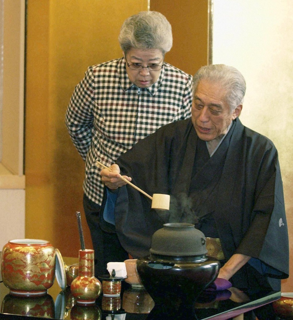 前副总理吴仪会见千玄室并观看其茶道表演。 美联社