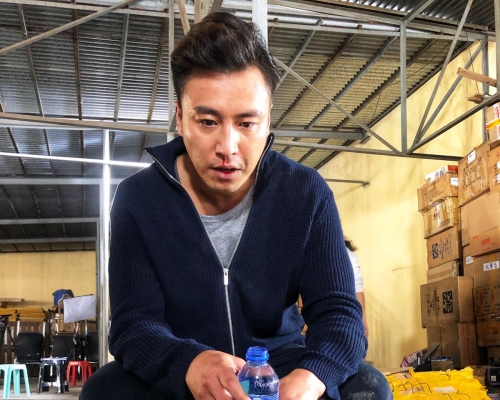 張建聲被武師踢中後,即頭暈暈要抖一抖。