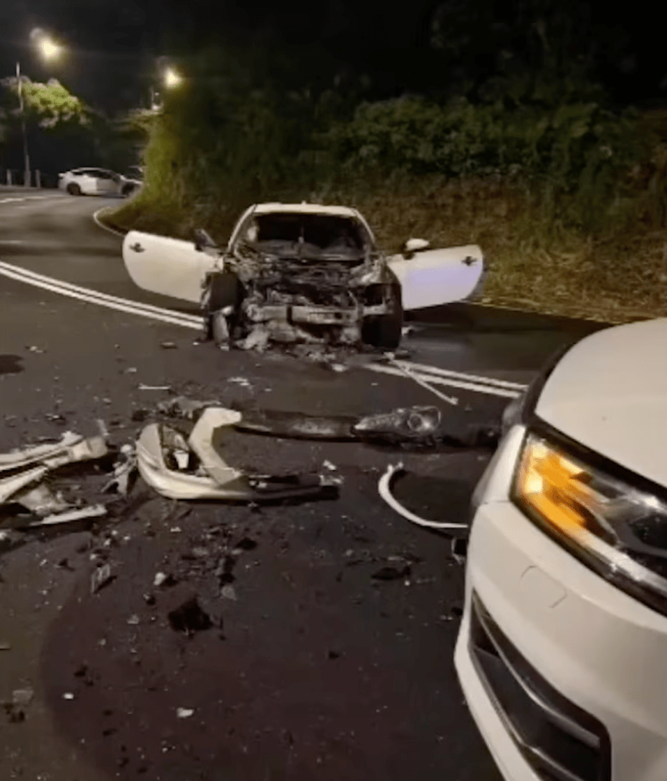 跑車意外後起火,車頭損毀嚴重。YouTube 車Cam特警影片截圖 跑車意外後起火,車頭損毀嚴重。YouTube 車Cam特警影片截圖