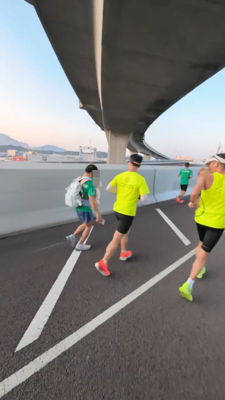 每名跑手經過時都會扭頭側望。threads@lamhontai_影片截圖