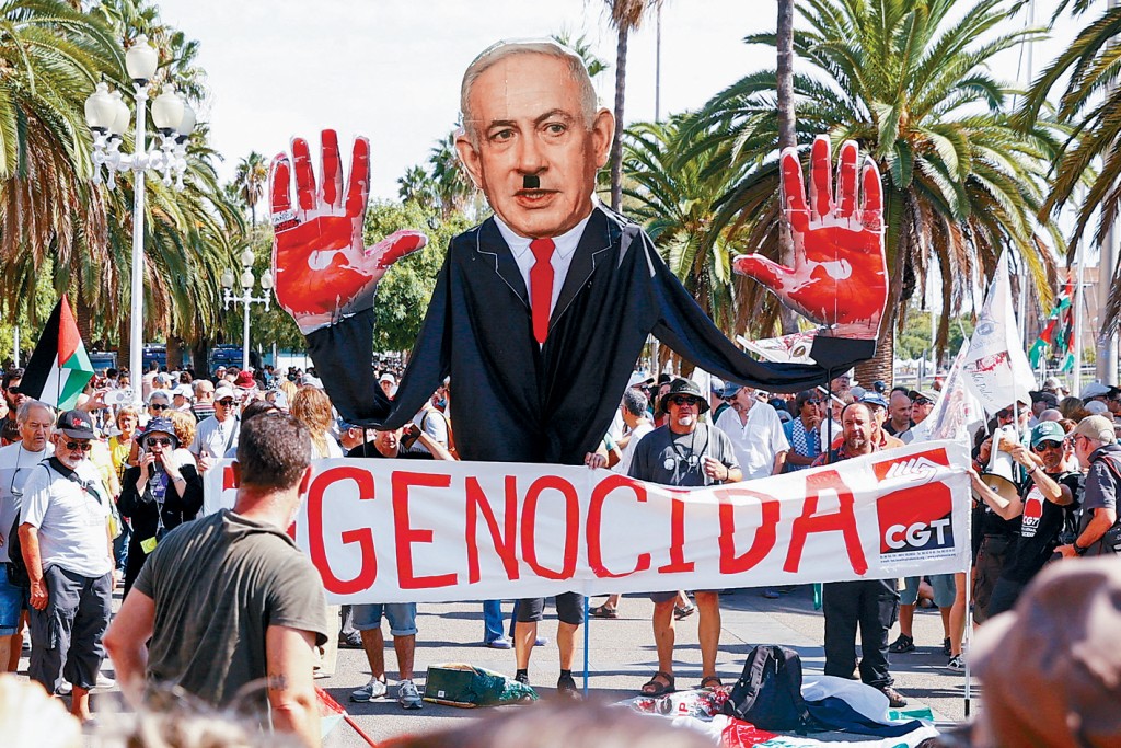 西班牙巴塞隆拿月前有示威者举起讽刺内塔尼亚胡的画像游行。