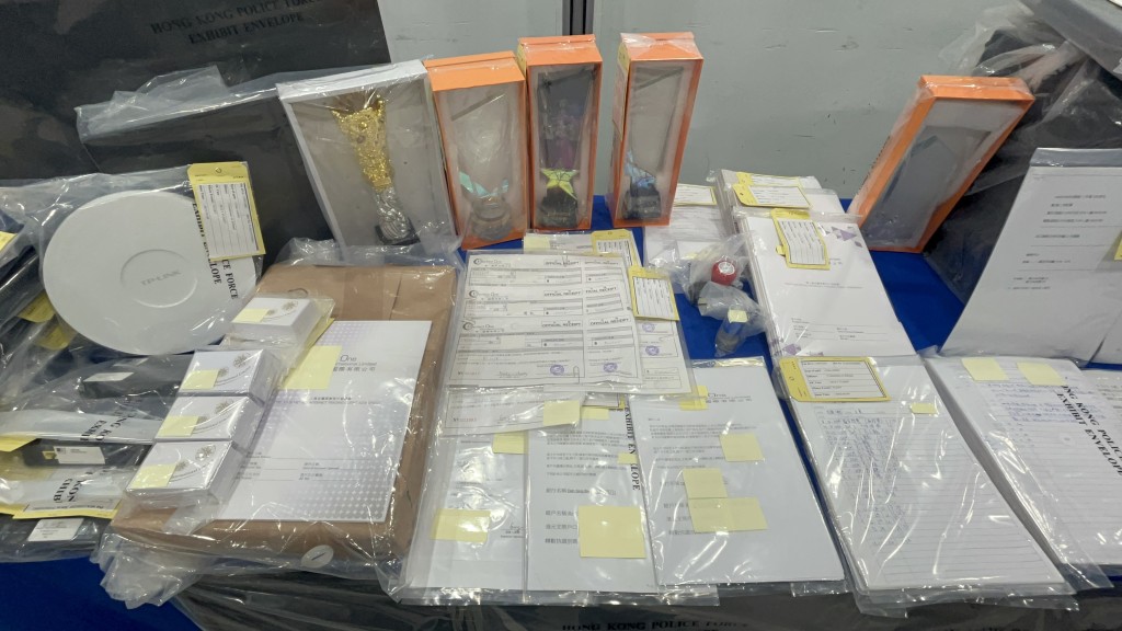 警方在辦公室內檢獲大量證物。楊偉亨攝 警方在辦公室內檢獲大量證物。楊偉亨攝