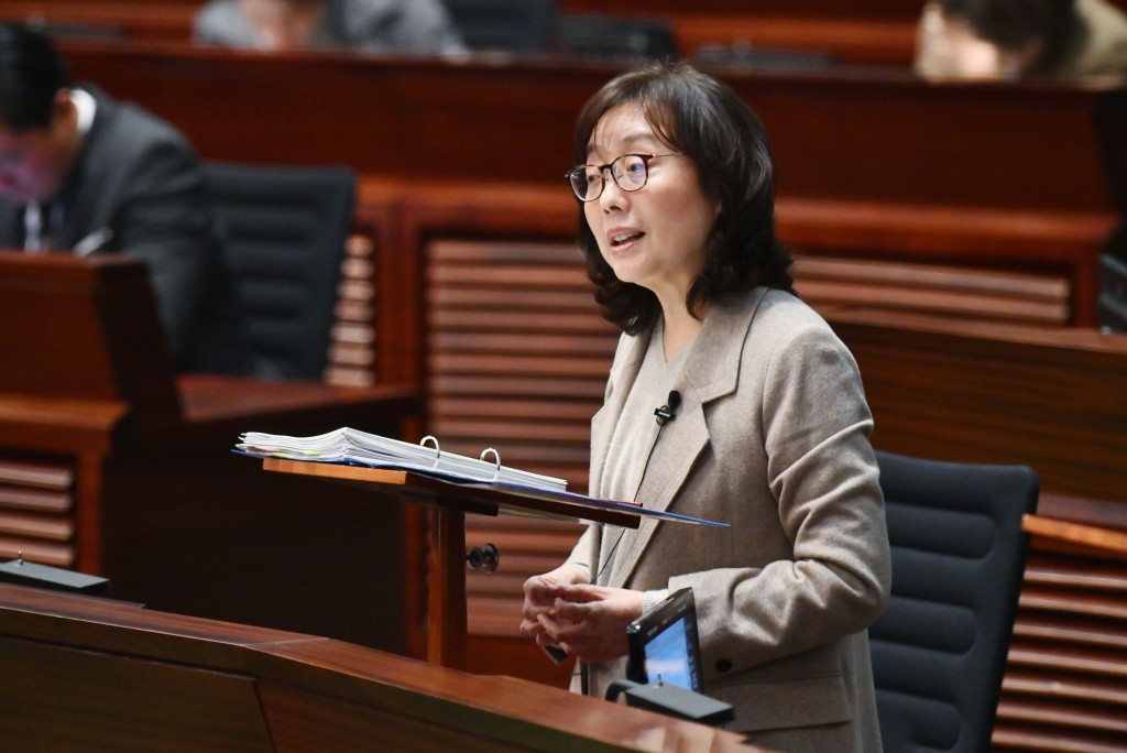 甯漢豪表示，政府正研究在觀塘避風塘上興建跨海橋樑，以直接連接啟德前跑道區及觀塘。