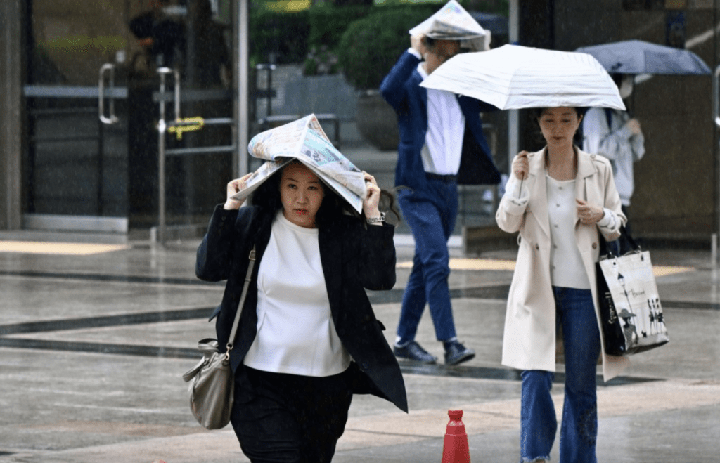 天文台預測，受一道移近廣東沿岸的低壓槽影響，本港今日稍後驟雨增多，局部地區更有狂風雷暴。資料圖片