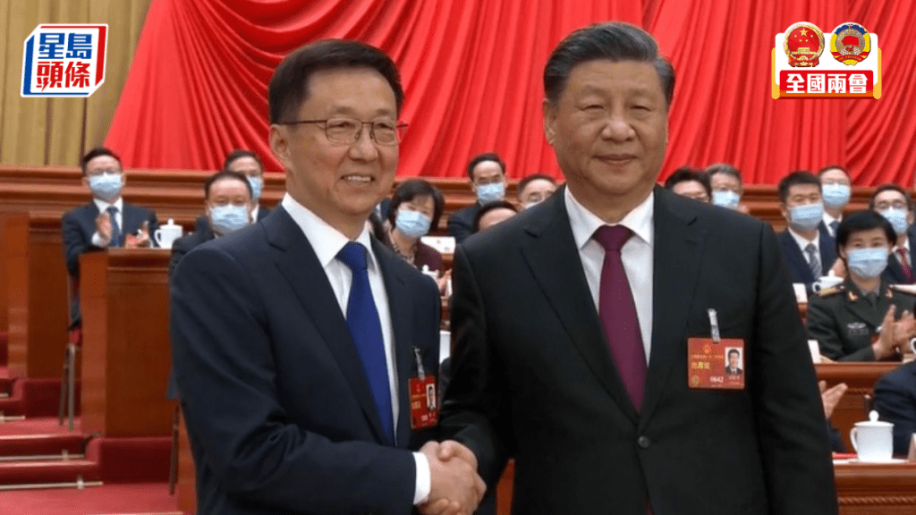 韓正全票當選國家副主席,與習近平握手。
