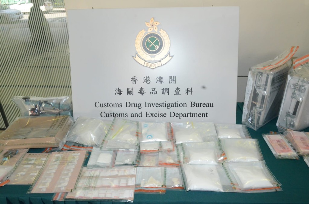 海關檢獲約1.3公斤懷疑氯胺酮以及約300克懷疑霹靂可卡因