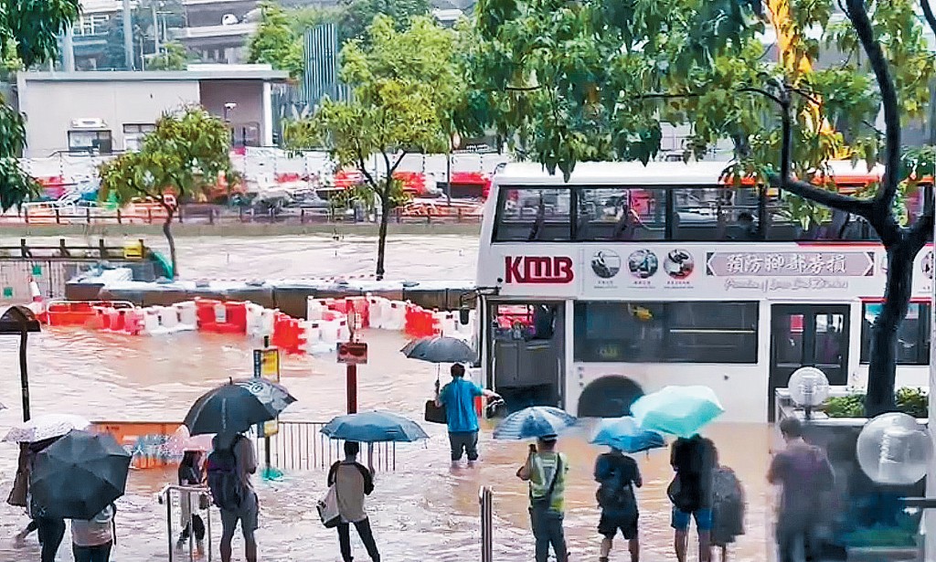 港府在未來城市規劃上，應盡快加入轉趨頻密的暴雨，及持續酷熱天氣等因素作考量。