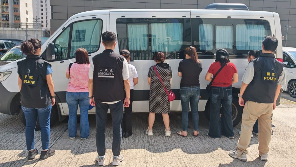 警夥入境處深水埗反罪惡拘23內地人 涉21女2男最年長67歲