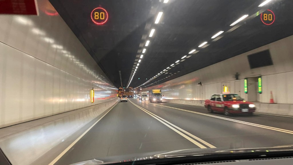 南湾隧道实施单管双程行车。马路的事 (即时交通资讯台)FB图片