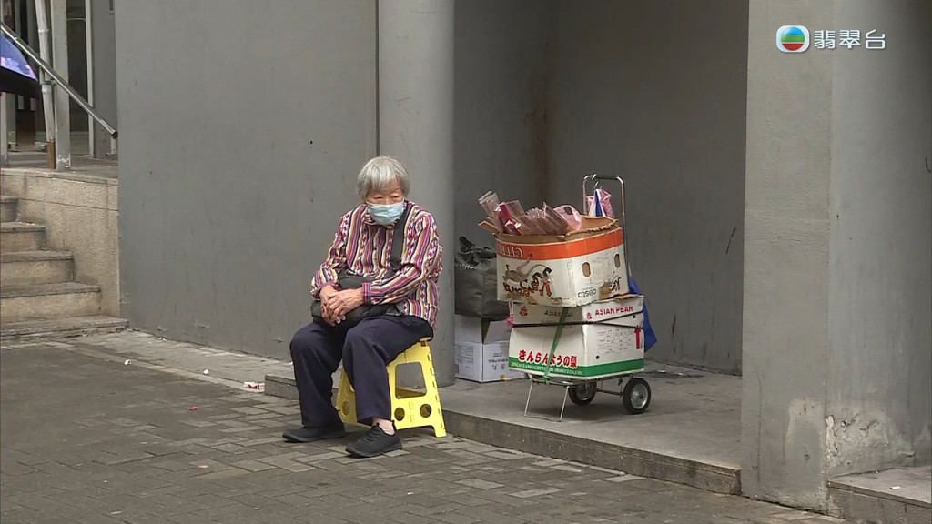 82岁连婆婆每日独自在黄大仙祠门外一个偏远角落卖香，其他小贩10元一束香，连婆婆却顶烂市只卖5元，引来行家批评。