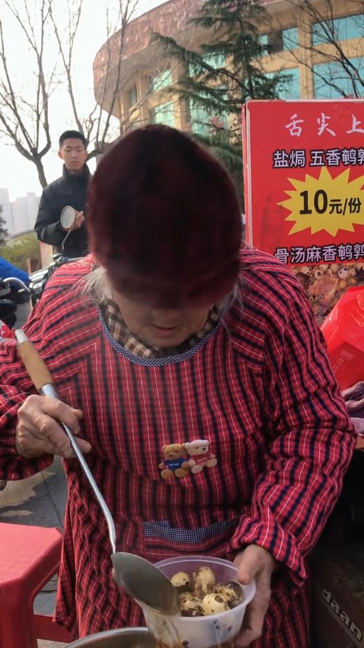 宋愛玉82高齡仍擺攤買鵪鶉蛋，希望儘快把欠下的醫藥費還清。抖音