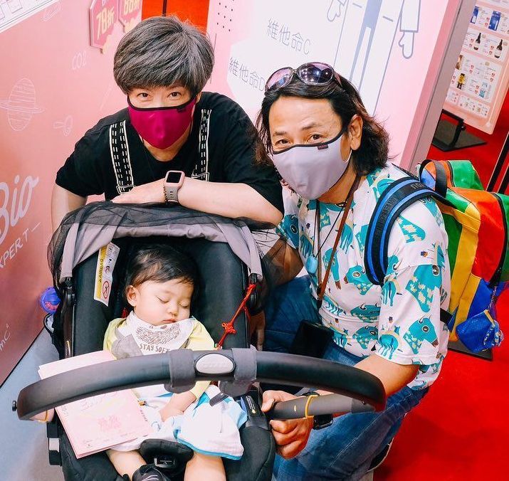 小黄妃系53岁嘅黄泽锋和太太陈丽丽心肝宝贝。