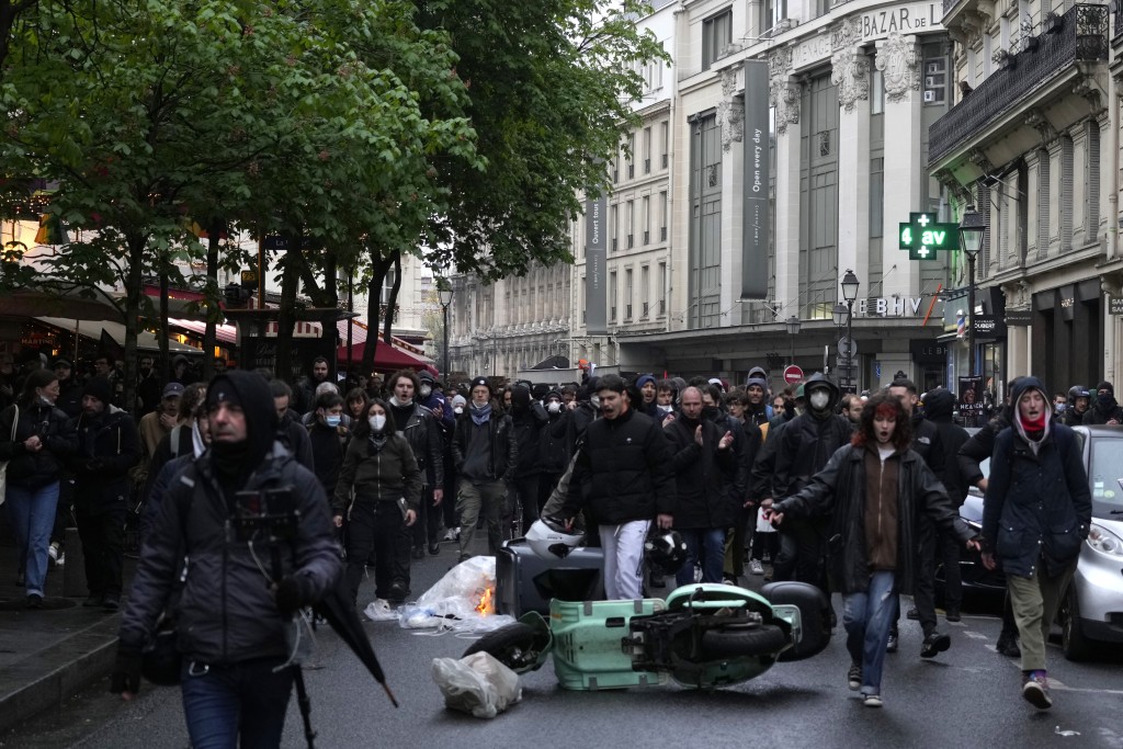民眾聚集在巴黎市政廳外抗議。 美聯社