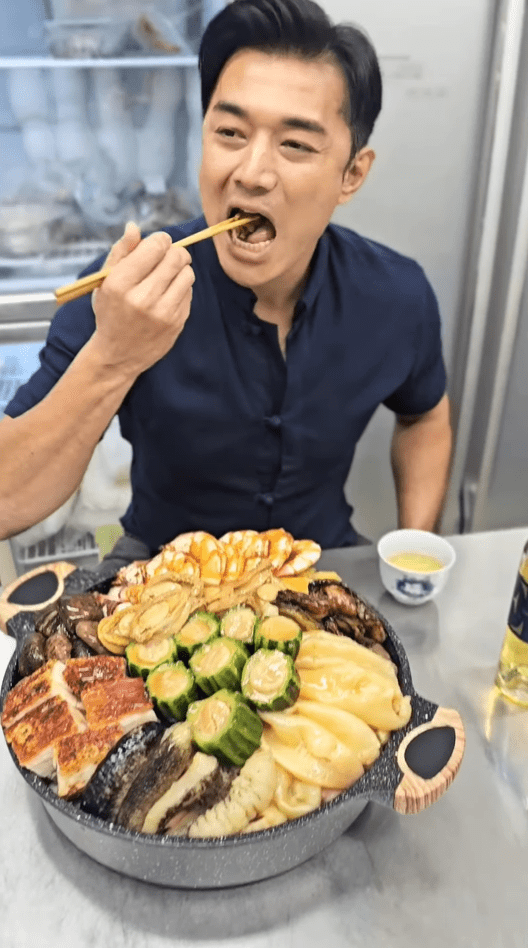 45歲的黃祥興，去年約滿後便離開效力18年的TVB，轉搞飲食生意，最近仲為盤菜落力拍片宣傳。
