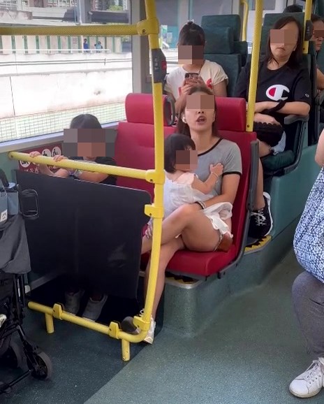 一名帶著兩名女兒的少婦，在一輛巴士上與鄰座婆婆懷疑因為座位問題舌戰。網上截圖