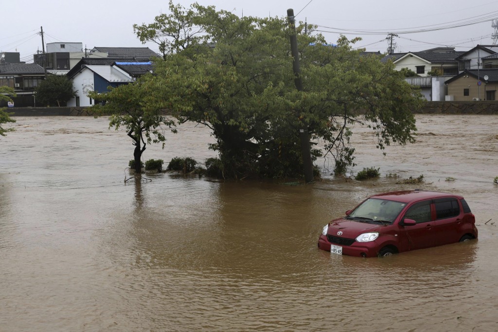 暴雨破紀錄，多處水浸，淹沒房屋汽車。美聯社