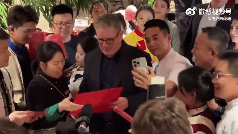 施紀賢在北京三里屯門店用餐後、與店員合影留念的影片。 微博 施紀賢在北京三里屯門店用餐後、與店員合影留念的影片。 微博