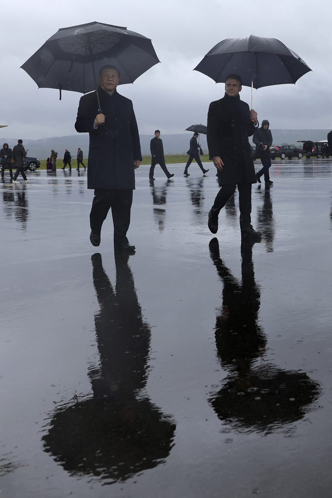 法国总统马克龙夫妇为习近平举行送行仪式。美联社